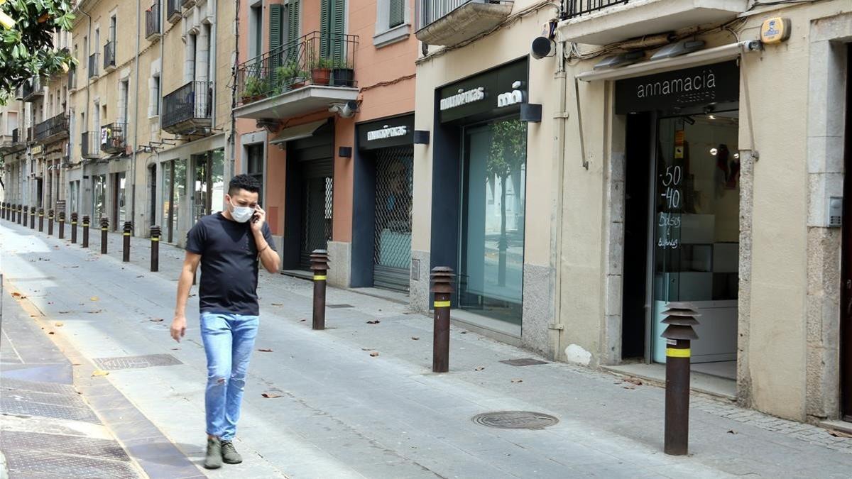 La calle de Santa Clara de Girona, con todos los comercios cerrados