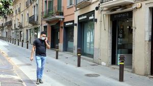 La calle de Santa Clara de Girona, con todos los comercios cerrados.