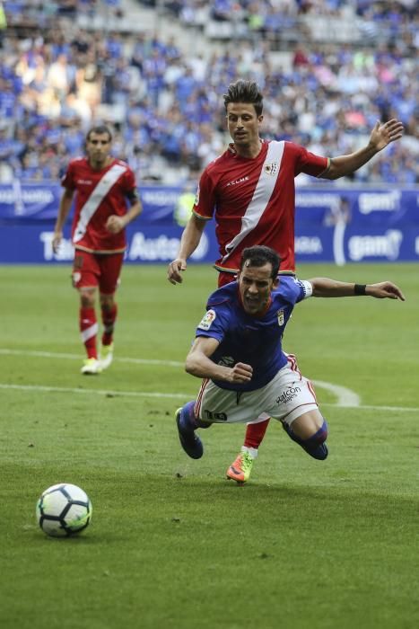 El partido entre el Real Oviedo y el Rayo Vallecano, en imágenes