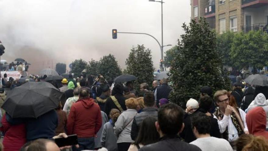 El inicio de la «mascletà» sorprendió a muchas fallas cuando se dirigían a la plaza del Reino.