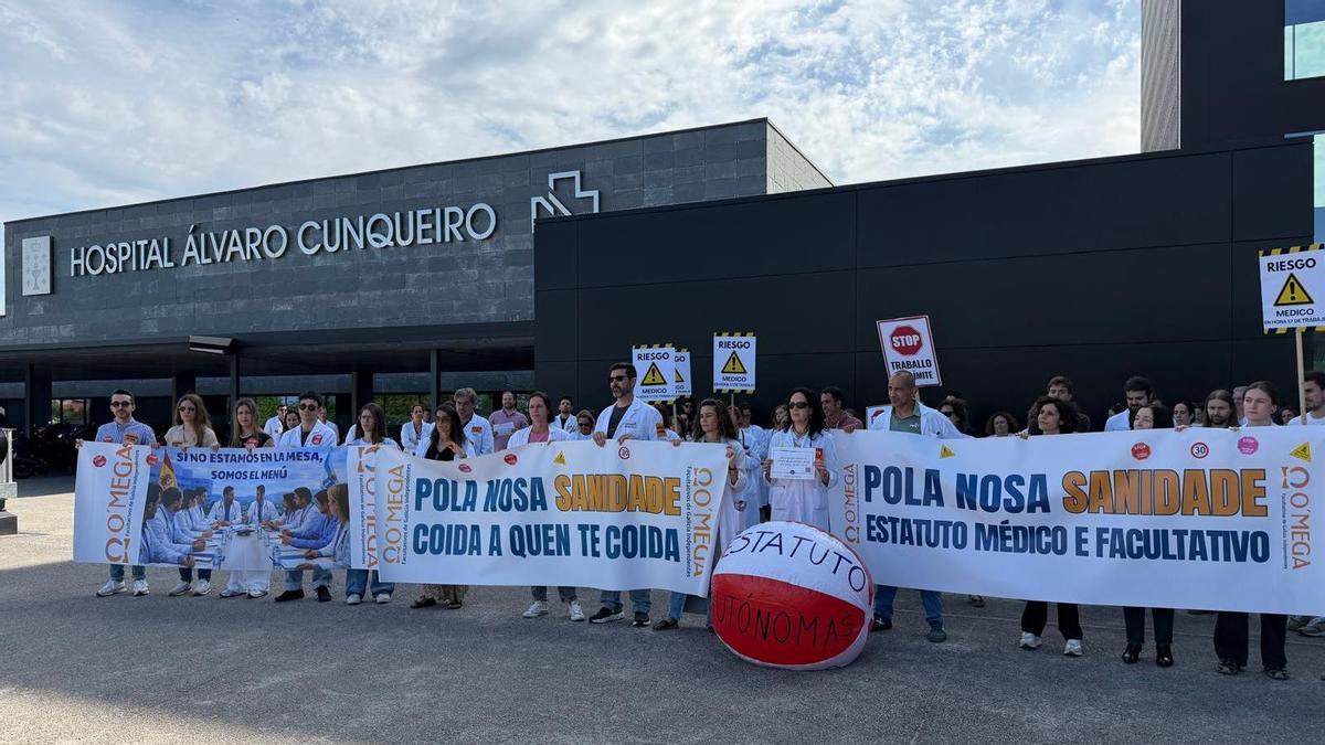 Protesta en el hospital Álvaro Cunqueiro del colectivo médico, esta mañana.
