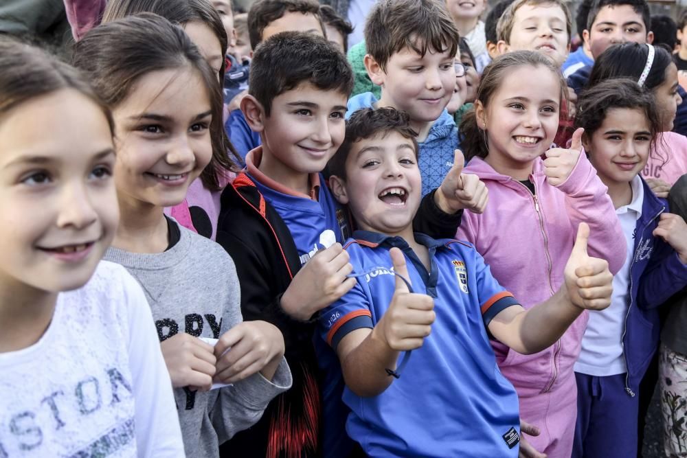 Visita de los jugadores del Real Oviedo, Toché y Héctor, al Colegio Buenavista I