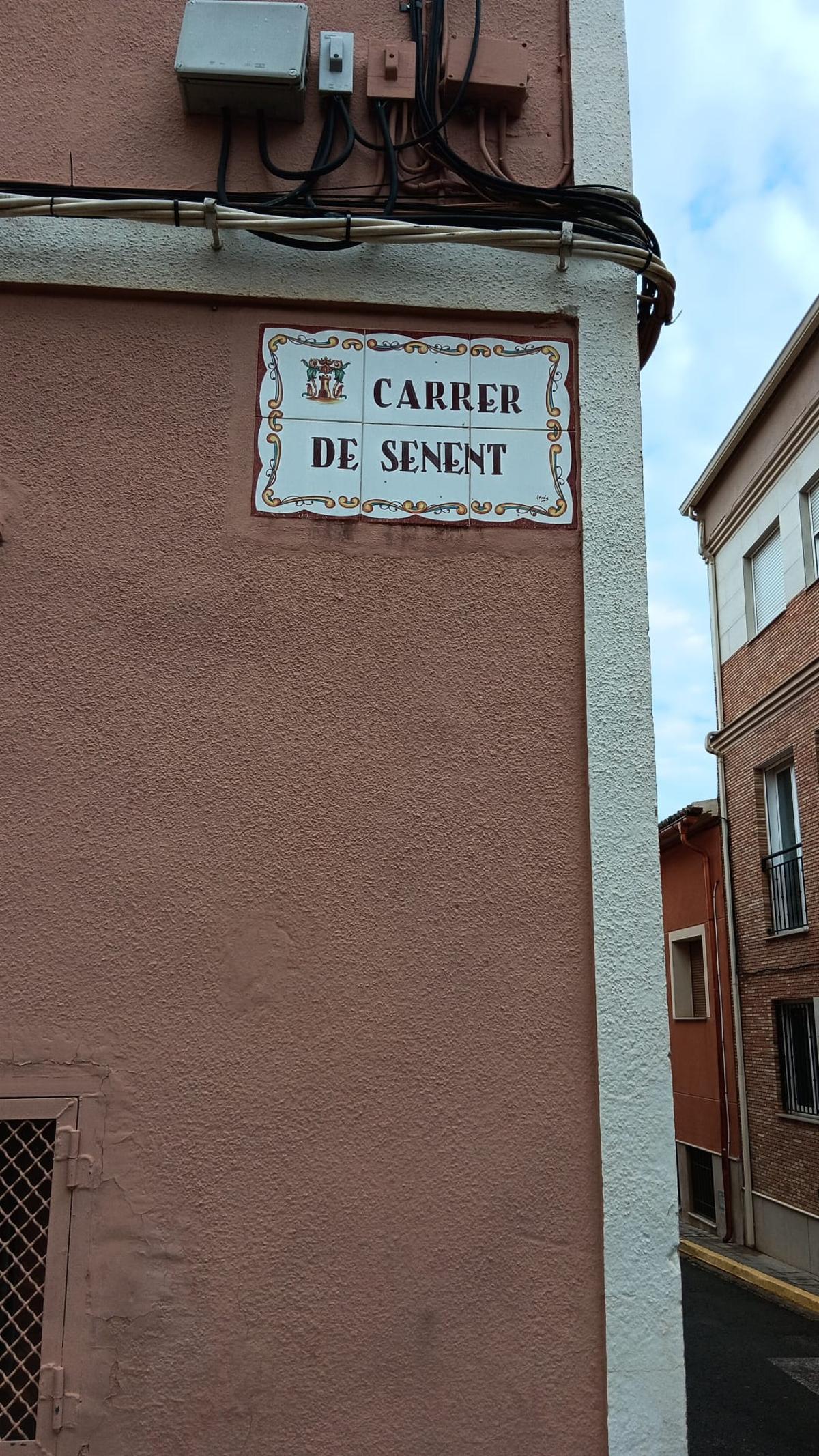 Una placa del callejero del núcleo urbano de Montroy.