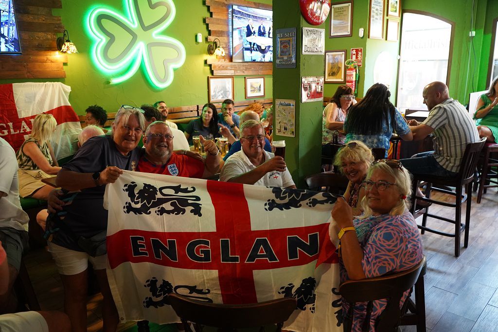 Un grupo de aficionados ingleses sigue la final desde Los Alcázares