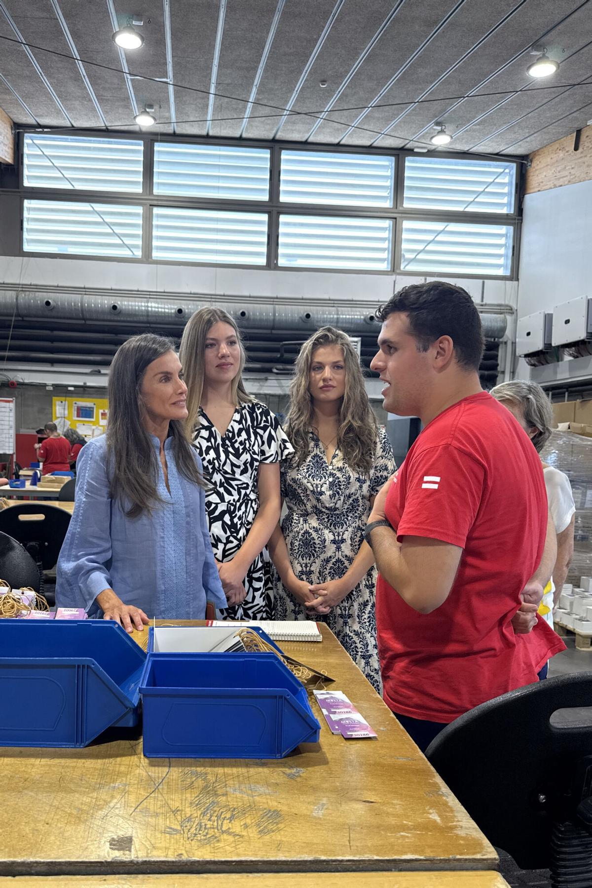 La Reina Letizia, la Princesa Leonor y la Infanta Sofía visitan por sorpresa la Casa Esment La Reina Letizia, la Princesa Leonor y la Infanta Sofía visitan por sorpresa la Casa Esment
