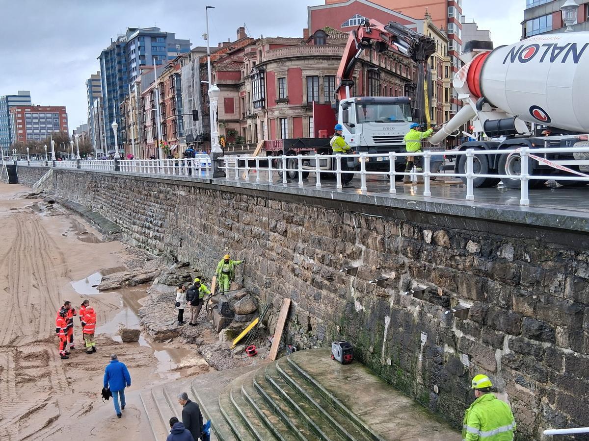 El temporal obliga a reforzar la estructura del Muro de San Lorenzo por precaución (en imágenes)