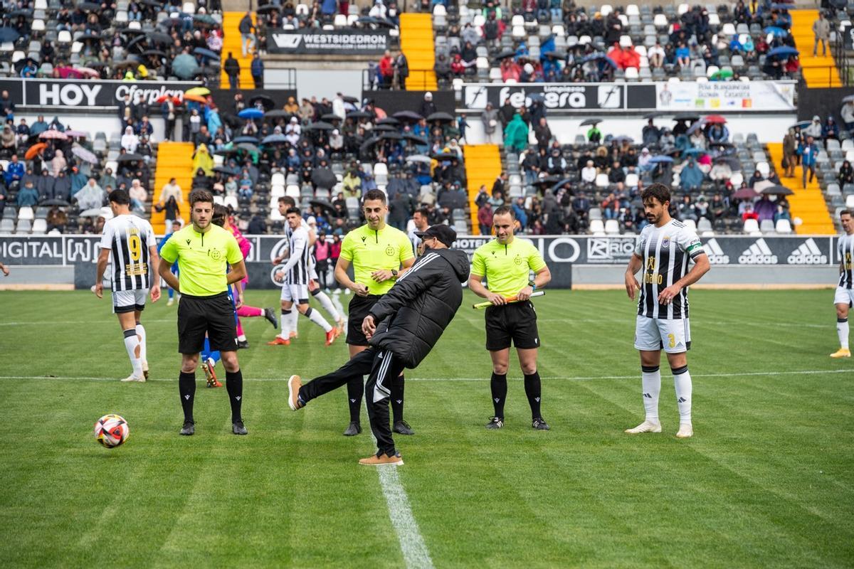 Angelito, durante el saque de honor el pasado domingo.