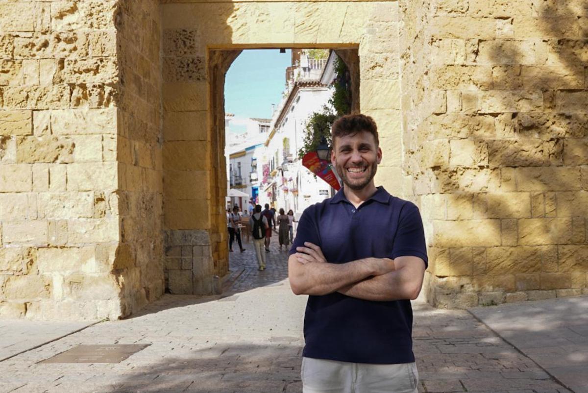 José Antonio Romero, junto a la Puerta de Almódovar.