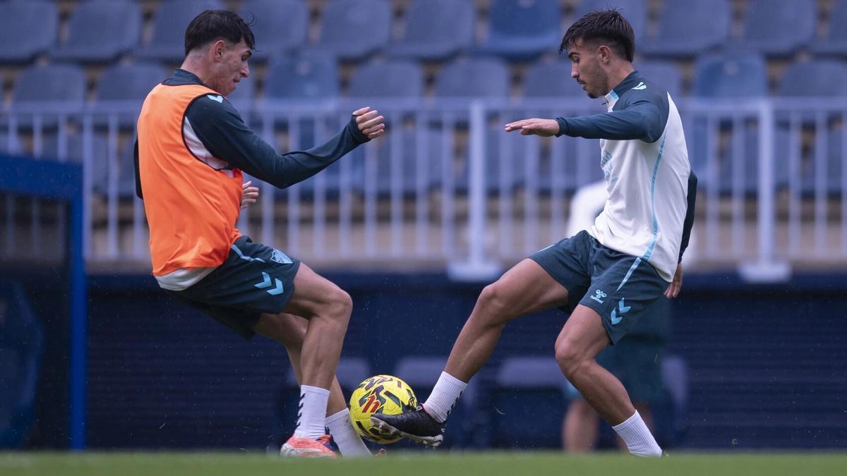 Izan Merino y Pablo Arriaza, durante el entrenamiento de ayer. Málaga CF