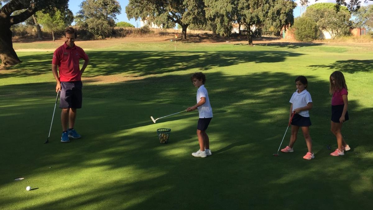 Marcos Pastor, a la izquierda, junto a varios jóvenes jugadores del Real Club de Campo.