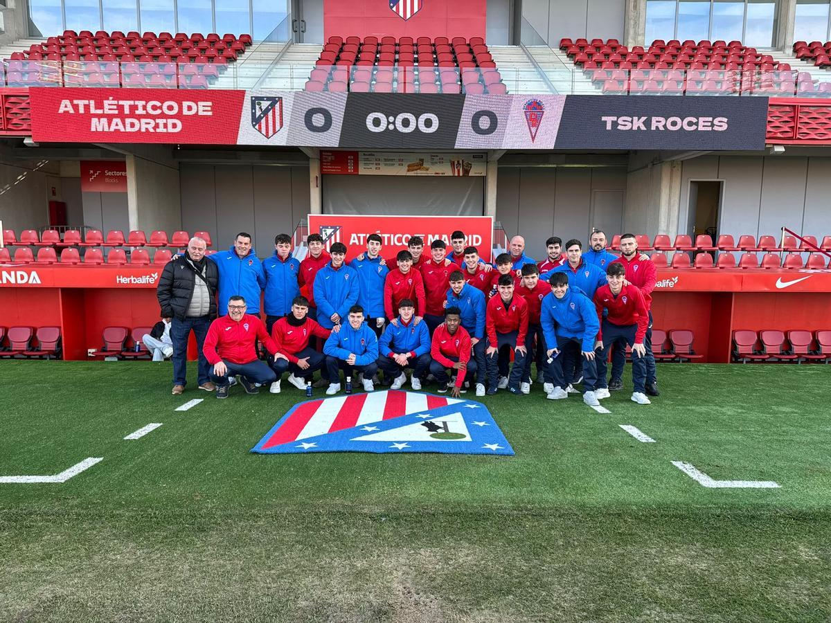 La plantilla del Roces, en la mañana del domingo, antes del duelo ante el Atlético de Madrid.