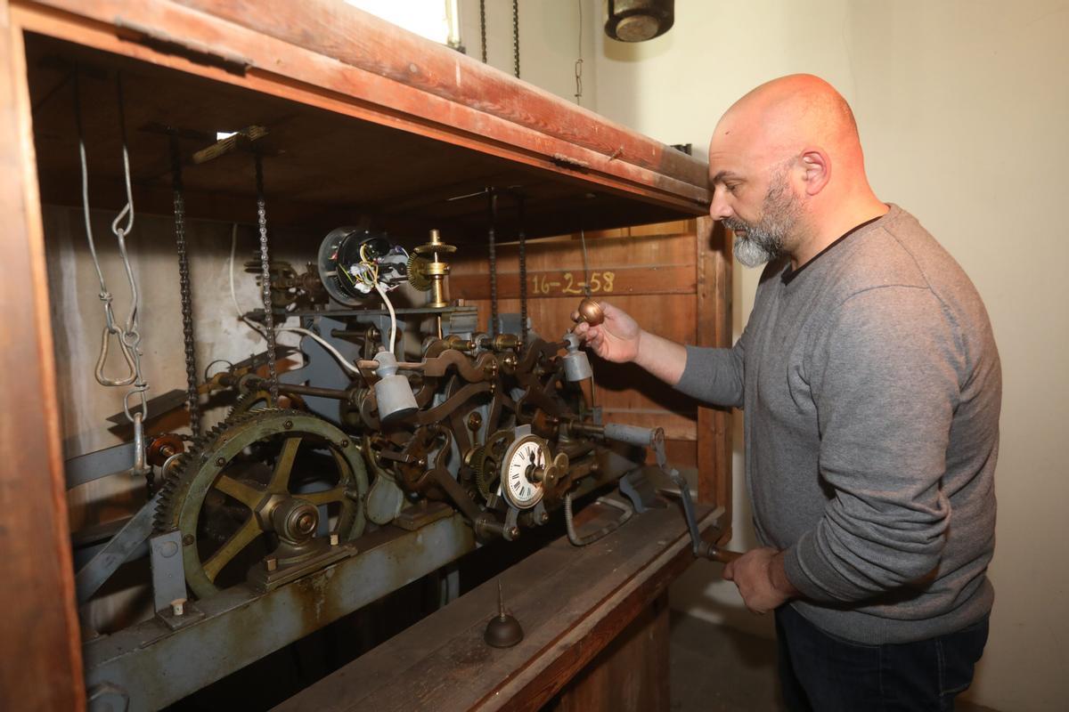 Juan Manuel Queral, junto a la maquinaria antigua del emblemático reloj de Castelló.