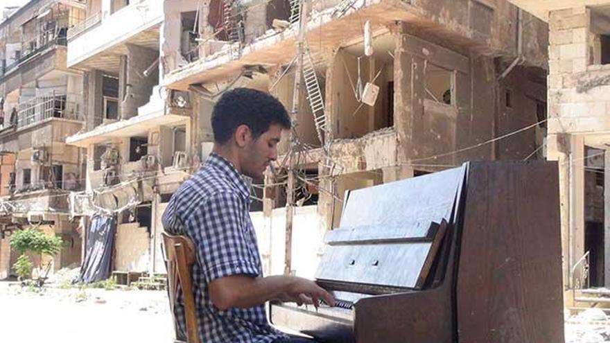 Aeham Amad, músico que tocaba el piano durante el bombardeo de Damasco.