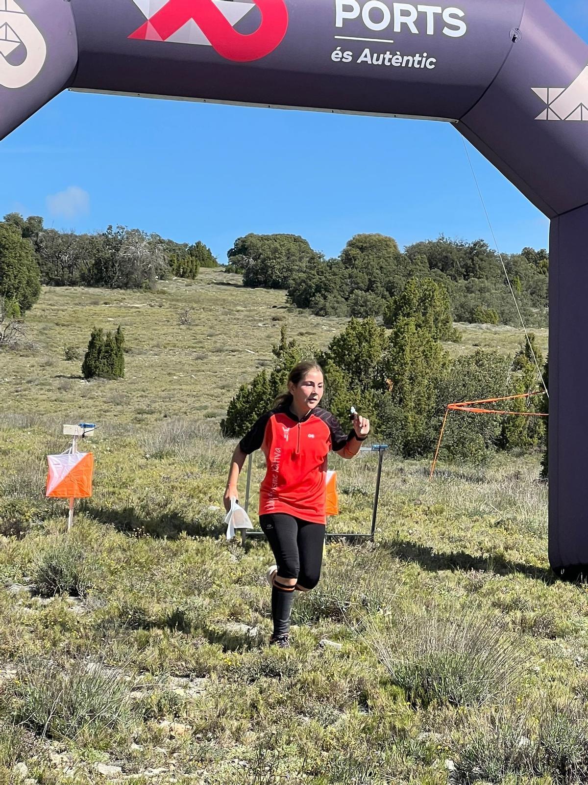 Aitana Benito, del CAX Orientació, cruzando la meta en el campeonato autonómico en Vilafranca.