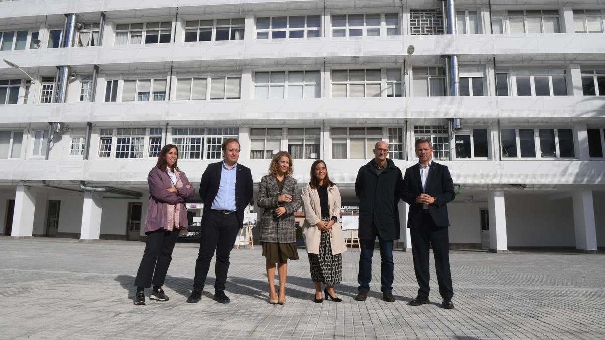 Visita de la ministra de Transportes, Raquel Sánchez, tercera por la izquierda, al Barrio de las Flores, flanqueada por el concejal de Urbanismo, Francisco Dinís Díaz, y la alcaldesa, Inés Rey. |   // CARLOS PARDELLAS