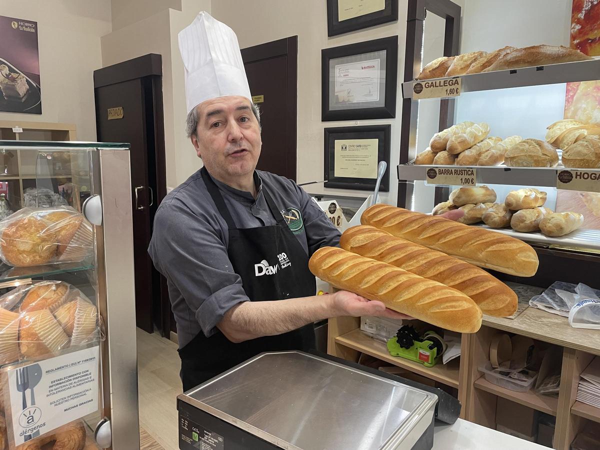 Diego Bautista muestra el pan bombón con el que elabora sus torrijas.