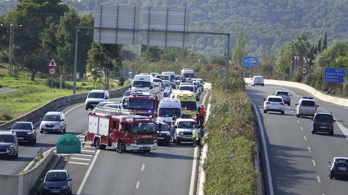 Cortan la autopista de Andratx por una colisión de varios vehículos