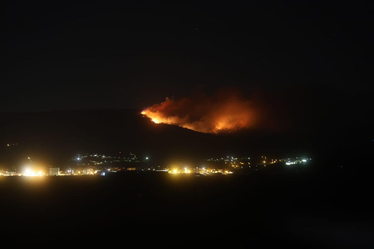 El incendio visto desde A Illa a las dos de la madrugada.