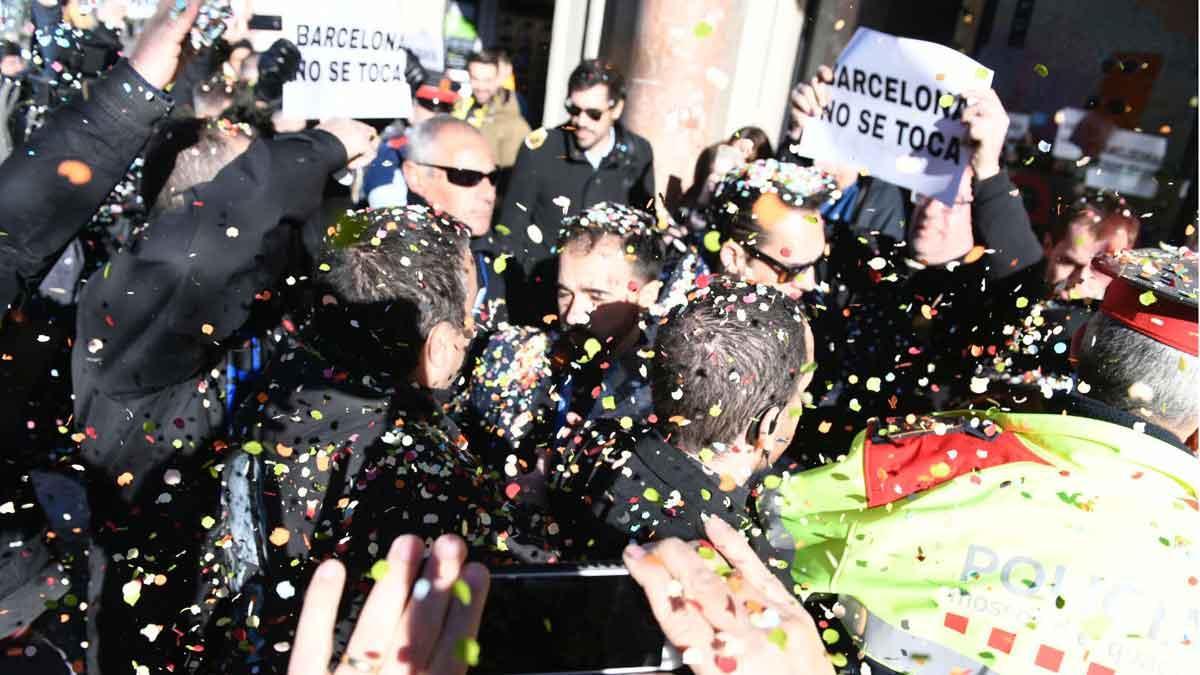 Escrache de los taxistas a los directivos de las VTC en un acto en Barcelona.