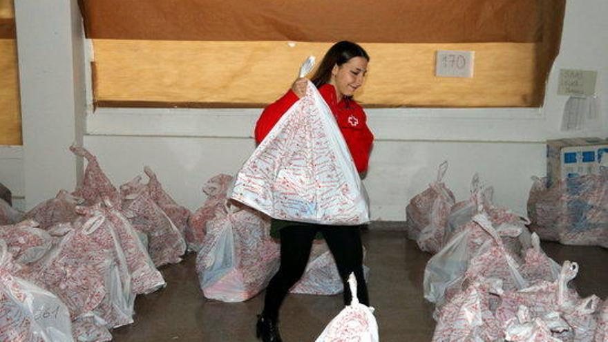 La directora de Creu Roja Joventut carregant joguines