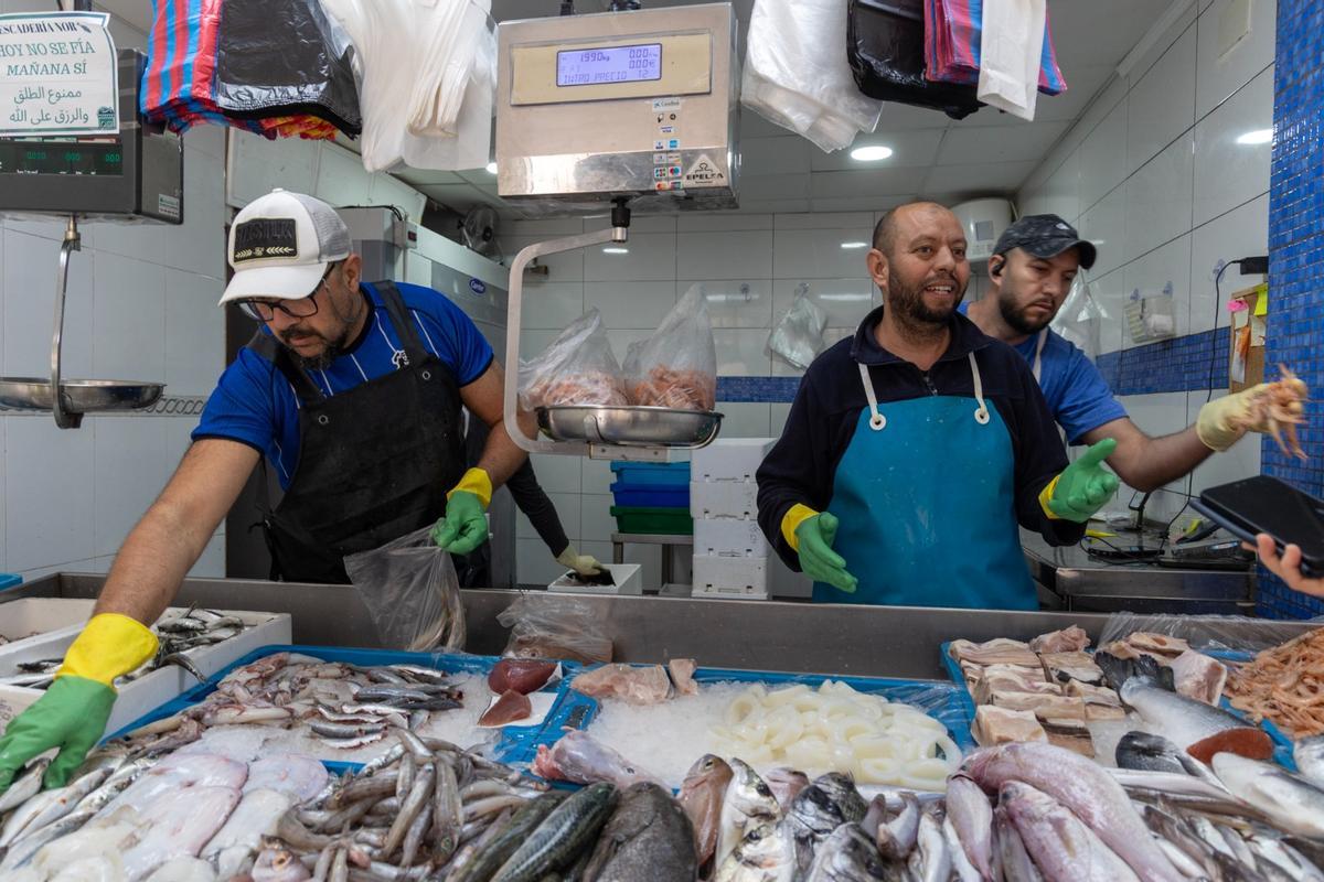 Los hermanos Elachkar en la pescadería que regentan en el barrio de Colonia Requena de Alicante