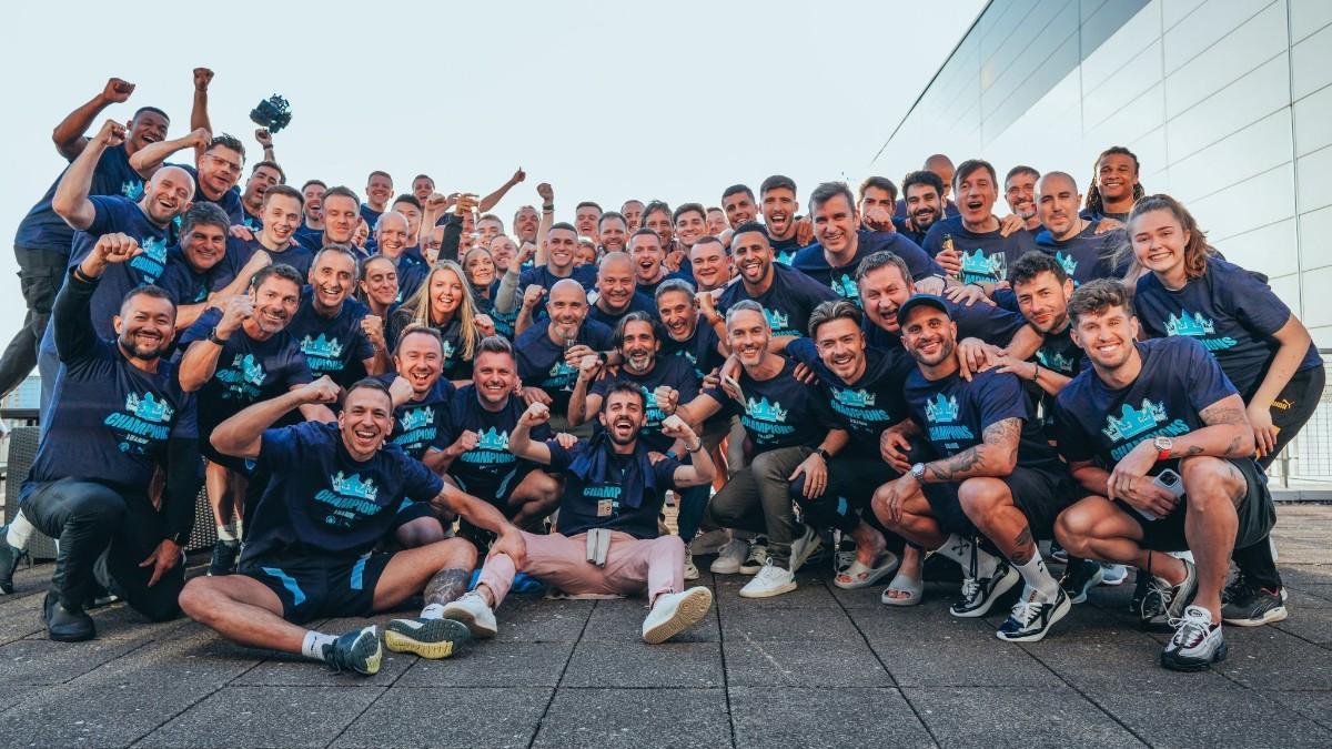 La foto de familia del Manchester City tras proclamarse campeón de la Premier League