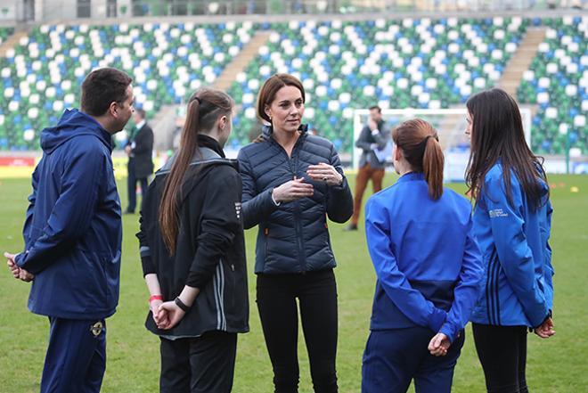 La duquesa de Cambridge habla con unas jóvenes deportistas en Belfast