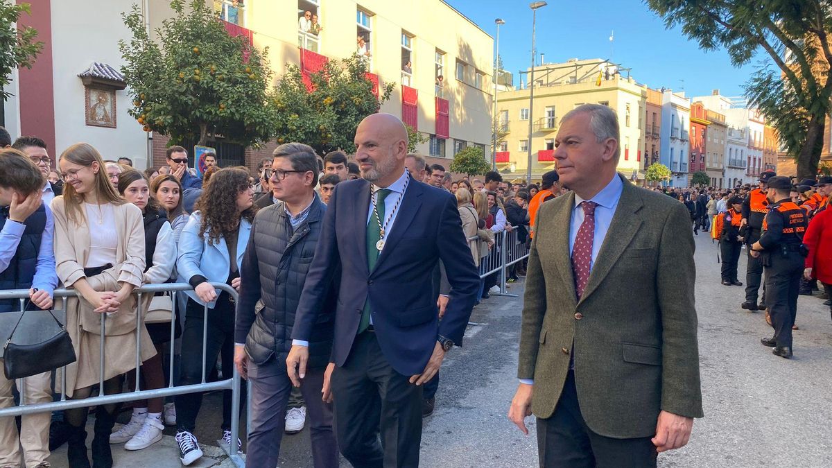 Justo antes de que se abrieran las puertas, llegan a la calle Castilla, el alcalde de Sevilla, José Luis Sanz; el delegado de Giestas Mayores, Manolo Alés, y el delegado de Movilidad, Álvaro Pimentel.