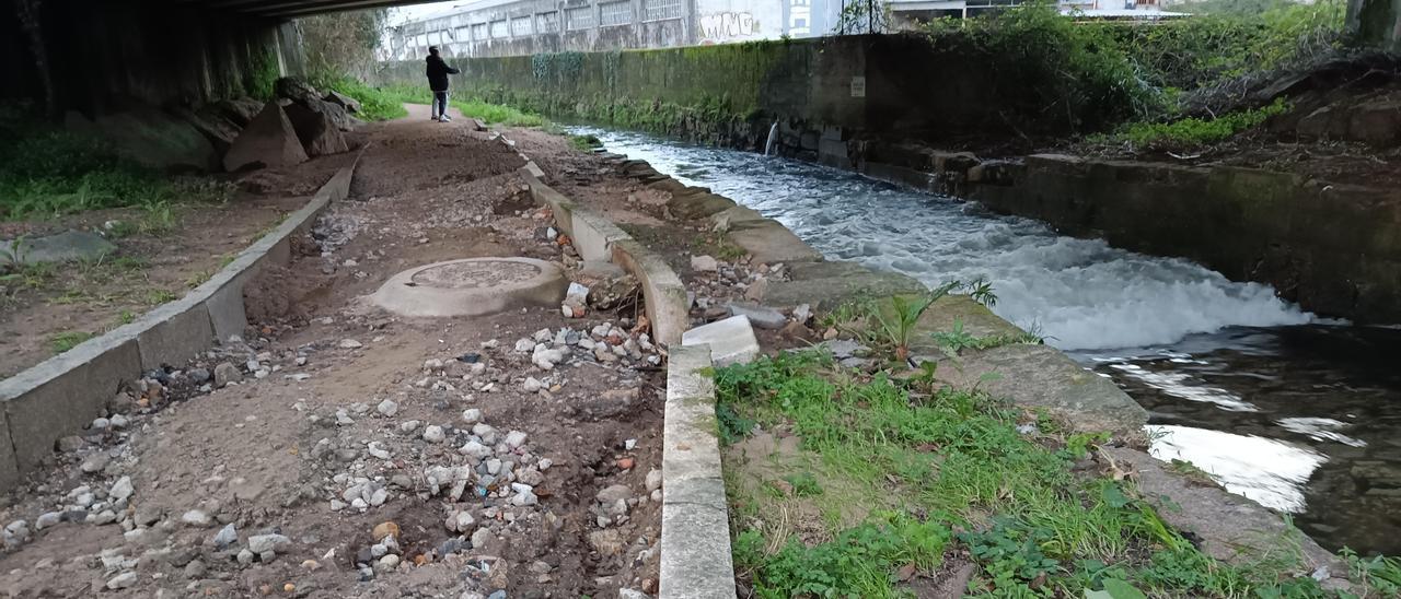 El paseo del Maceiras, destrozado tras la riada de diciembre.