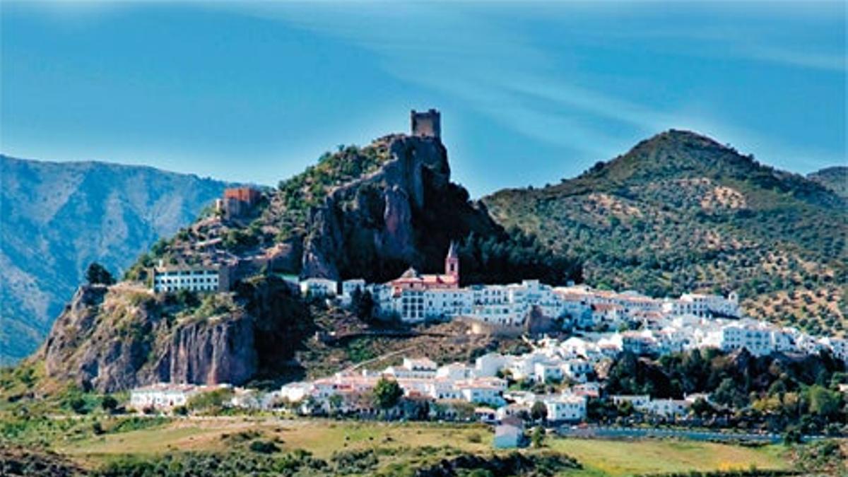 La localidad gaditana de Zahara de la Sierra emerge como un idílico paraje desde las esmeraldas agu