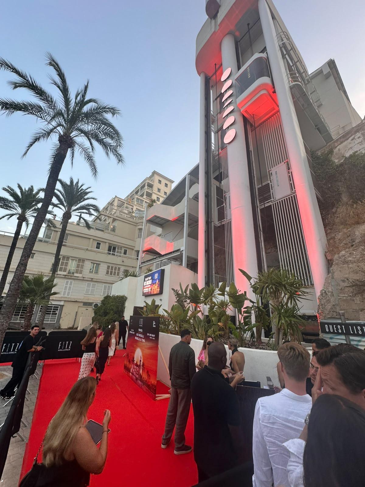 Roter Teppich und Foto-Leinwand zur Eröffnungsnacht beim FITZ Mallorca