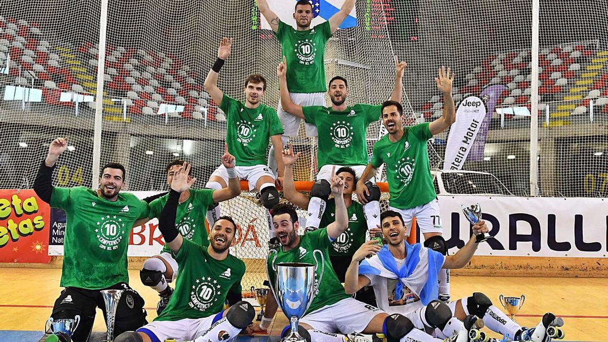 Los jugadores del Liceo celebran el título de la Copa del Rey. |  // VÍCTOR ECHAVE