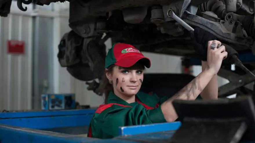 Los talleres se quedan sin manos: sueldos de hasta 36.000 euros anuales y miles de vacantes sin cubrir en España