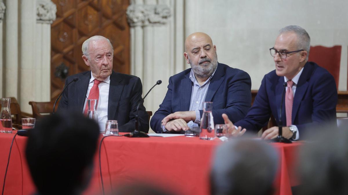 José Francisco Conrado de Villalonga, Jaime Martínez y Enrique García Riaza hablaron de ‘La Almudaina. Palacio de los Reyes de Mallorca’