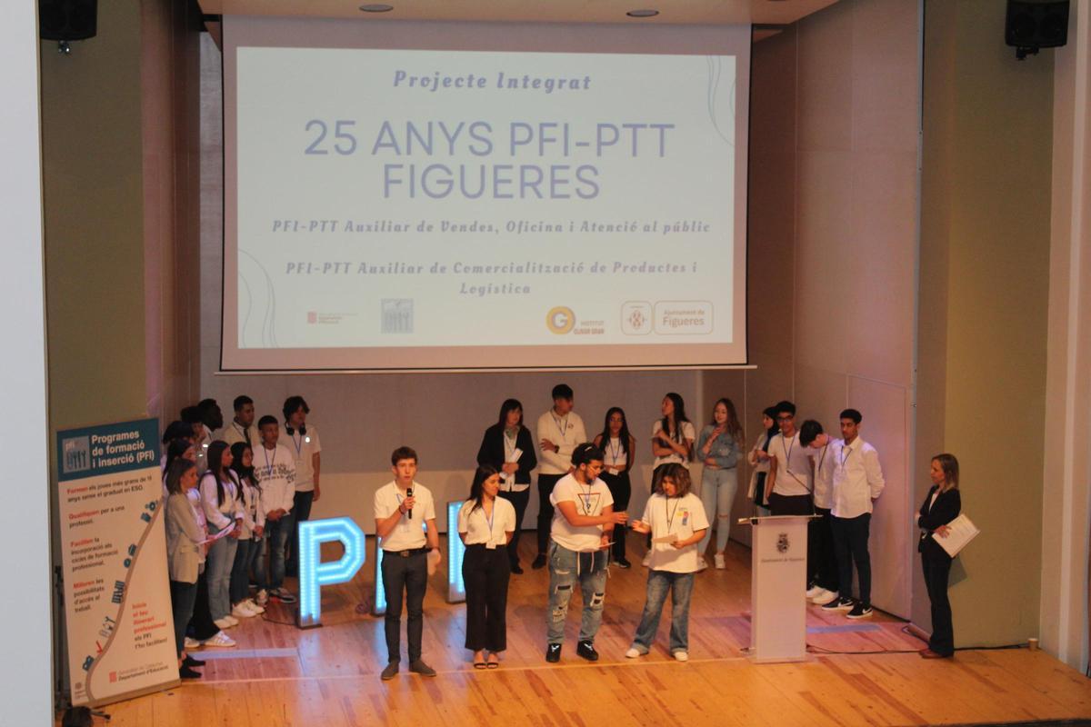 Alumnes explicant la feina feta en el PTT