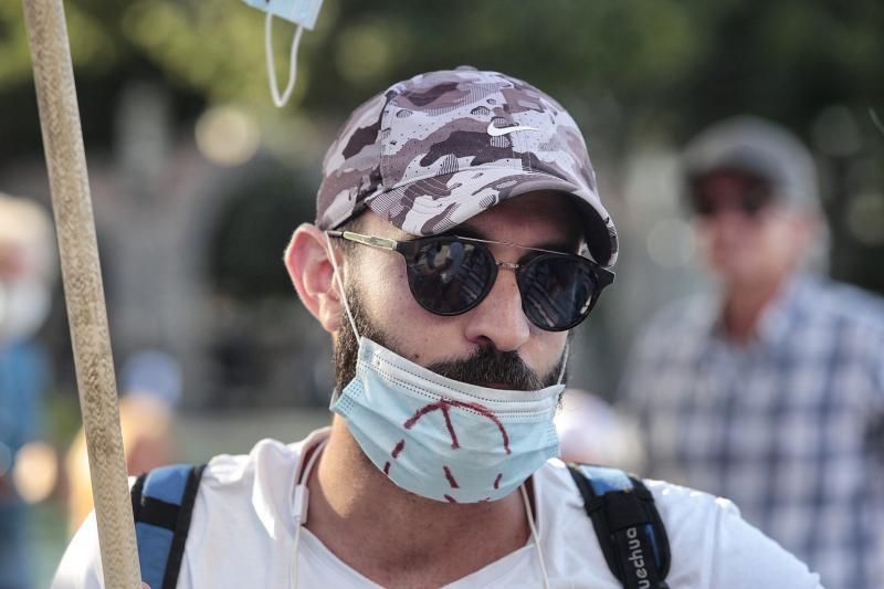 Concentración contra las mascarillas y las vacunas Santa Cruz de Tenerife  | 16/08/2020  | 16/08/2020 | Fotógrafo: María Pisaca Gámez