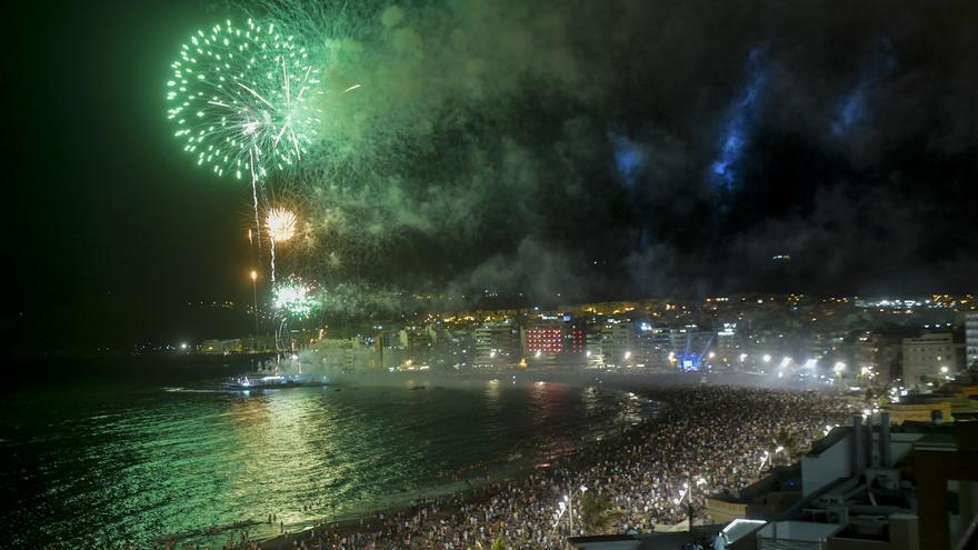 Las Canteras rezuma tradición por la noche de San Juan en Las Palmas de Gran Canaria