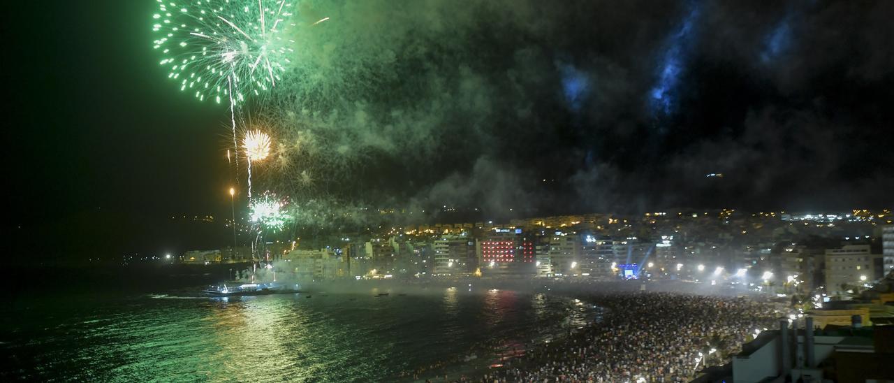 Así fueron los fuegos de San Juan en Las Canteras