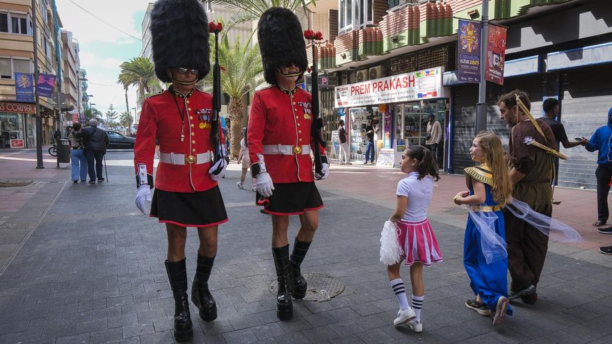 10 años desfilando al Carnaval con uniforme de guardia inglés, plataformas y falda corta