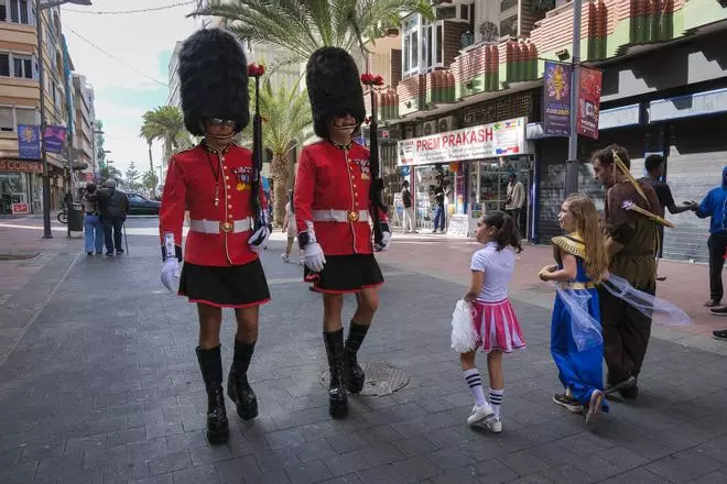 10 años desfilando al Carnaval con uniforme de guardia inglés, plataformas y falda corta