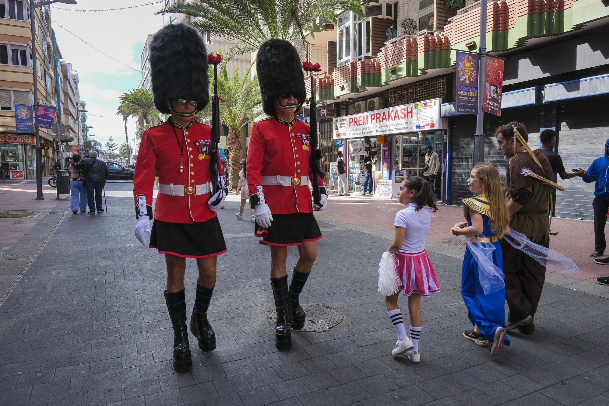 Juan Manuel y Antonio desfilando con sus disfraces por la calle