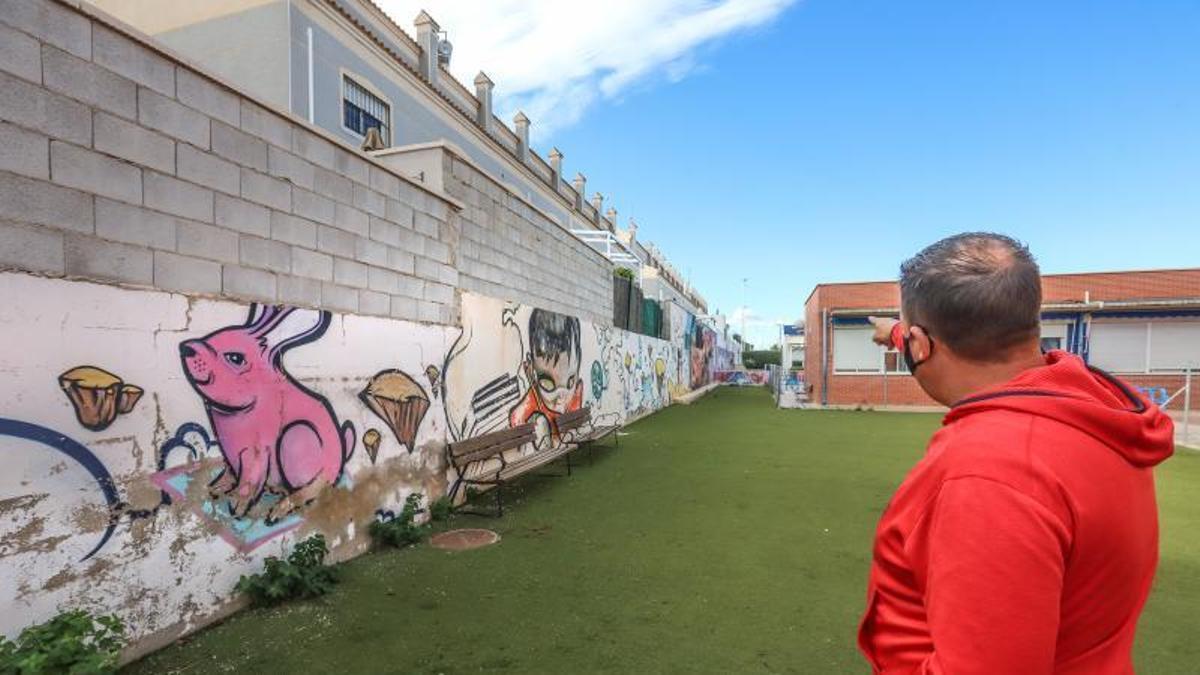 Muro que separa las viviendas en el que los vecinos abren desagües que vierten al patio del colegio