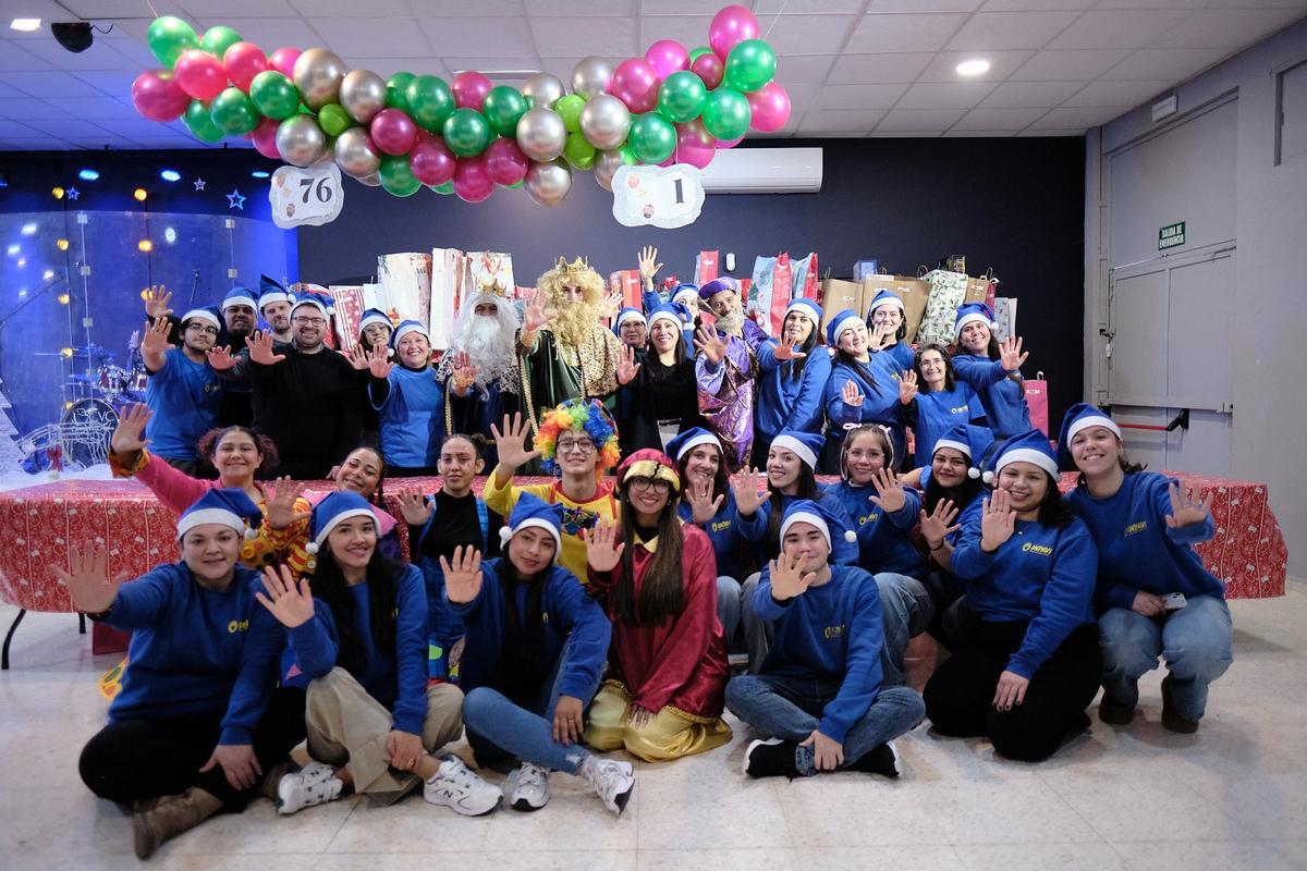 Foto de familia de los voluntarios de Inpavi y los tres Reyes Magos.