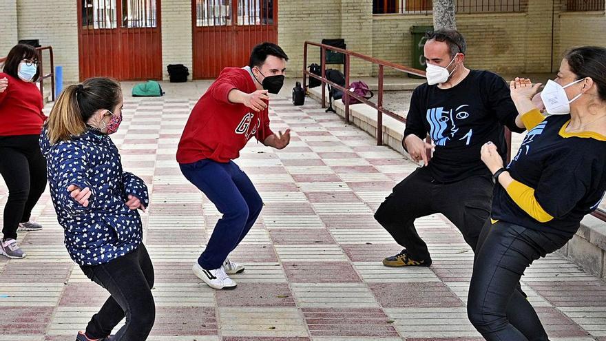 Una de las clases al aire libre de la asociación cultural Artes que se hicieron en la tarde de ayer. | MATÍAS SEGARRA