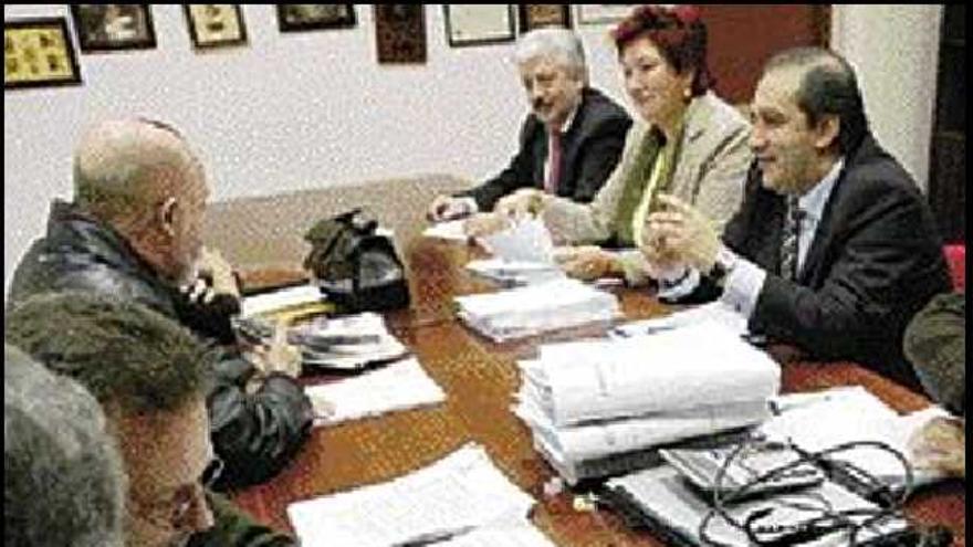 Mesa de contratación del anterior mandato municipal. / j. lores