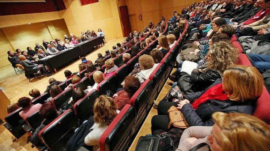 Más de 400 trabajadores de Nueva Pescanova participaron en la asamblea, ayer, en Redondela. // M.G. Brea