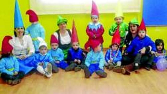 Los niños del centro infantil Dulce Chacón de Plasencia, en 'El bosque encantado'