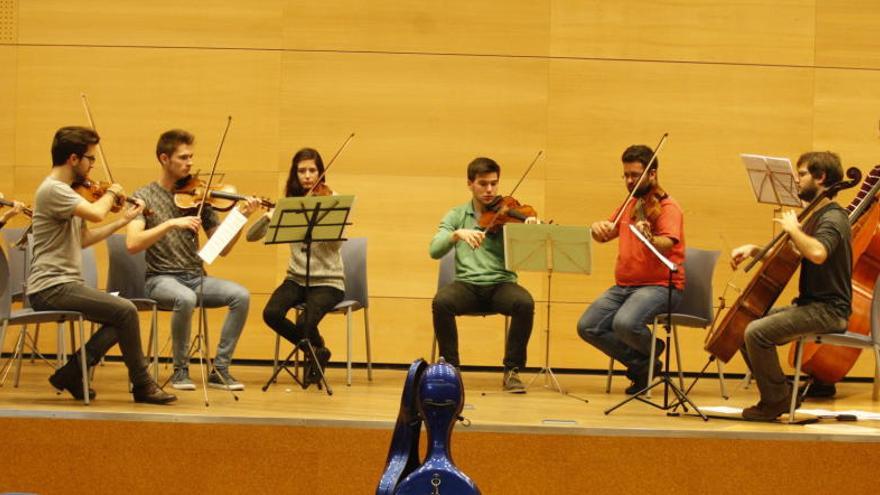 Algunos de los músicosde Ars Murciae, durante un ensayo en el Archivo.