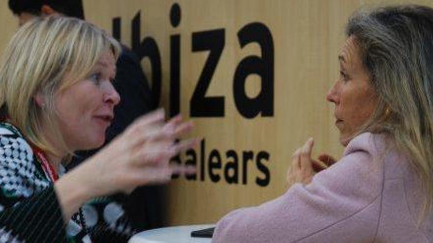 Andrea MacConnell, de Jet2 Holidays, reunida con Carmen Ferrer.