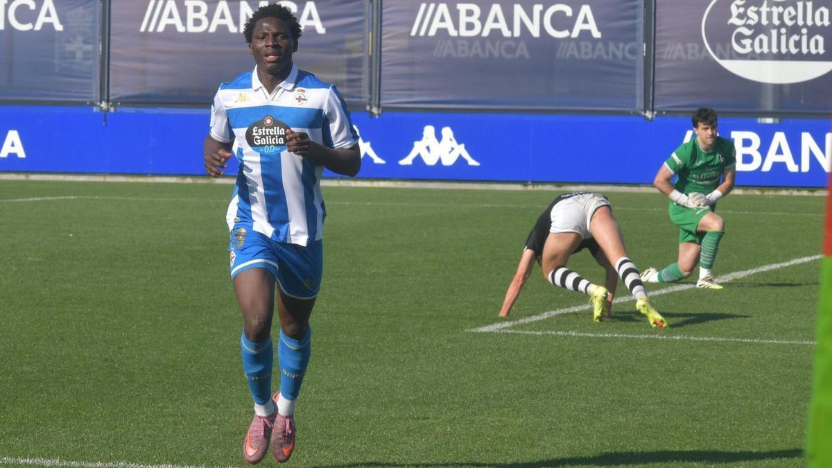 Dipanda celebra un gol ante el Lealtad